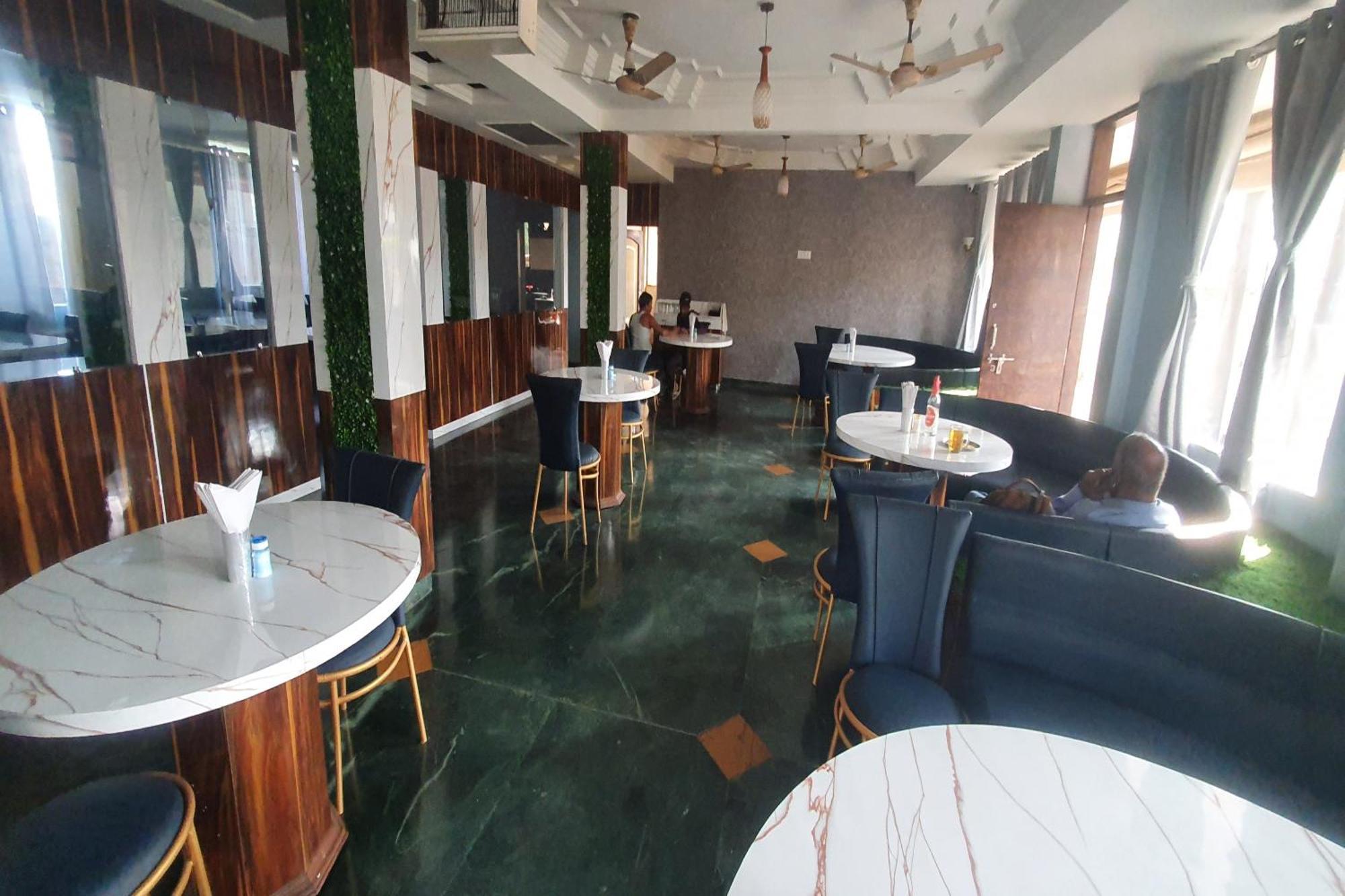Oyo Hotel Rajshree Akolia Kültér fotó
